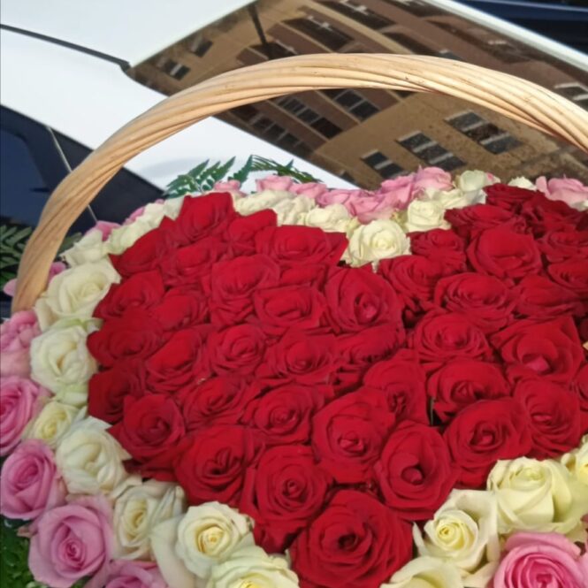 Корзина из 101 розы в форме сердца