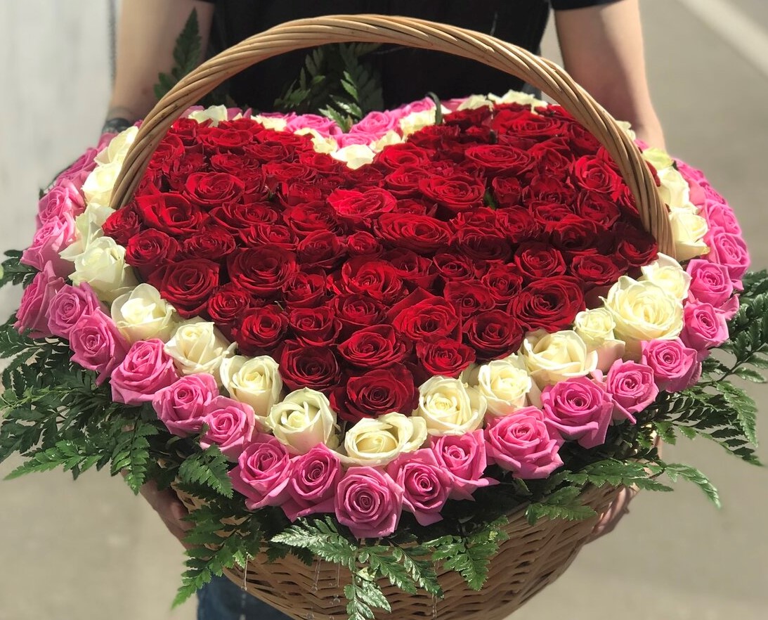 Купить розы в цветочном магазине. Огромный букет цветов. Красивые большие букеты. Огромный красивый букет. Шикарный букет роз.