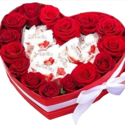 Коробка в виде сердца с конфетами Raffaello и розами